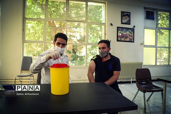 واکسیناسیون فرهنگیان در مدرسه ماندگار البرز