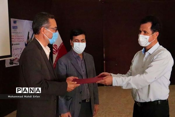 تجلیل ازدانش‌آموز  خبرنگاران پانا در آباده