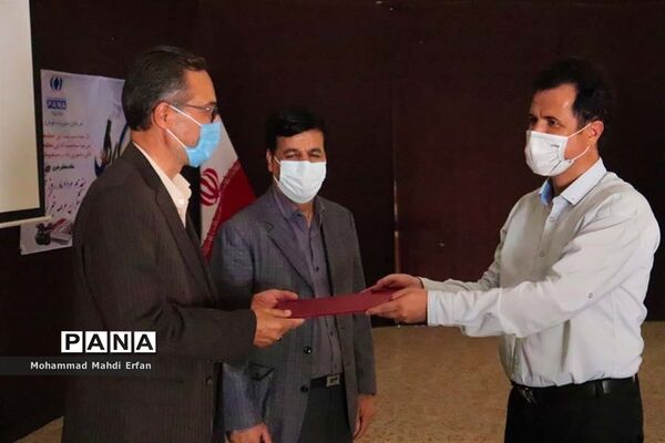 تجلیل ازدانش‌آموز  خبرنگاران پانا در آباده