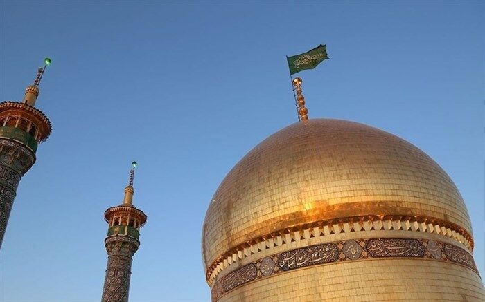 پرچم عزای سیدالشهدا(ع) بر فراز گنبد حرم کریمه اهل بیت(س) به اهتزاز در آمد