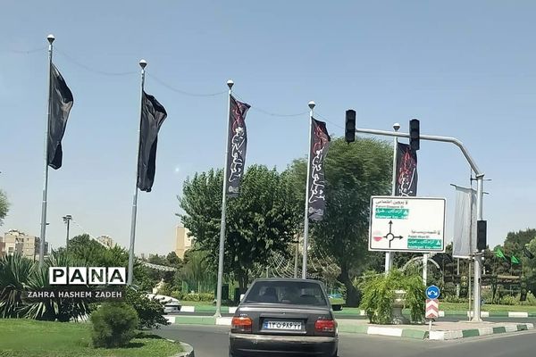 اهتزاز پرچم عزای امام‌حسین (ع) در معابر شهر