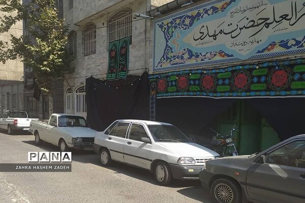 اهتزاز پرچم عزای امام‌حسین (ع) در معابر شهر
