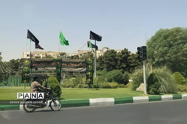 اهتزاز پرچم عزای امام‌حسین (ع) در معابر شهر