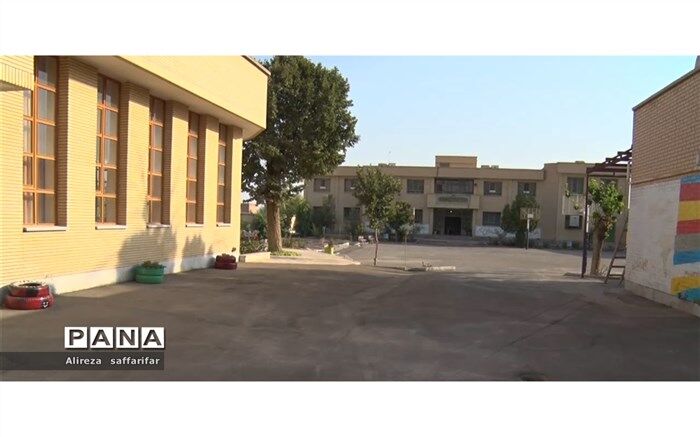 کمبود فضای آموزشی در هنرستان دخترانه دکتر فاطمی اردستان