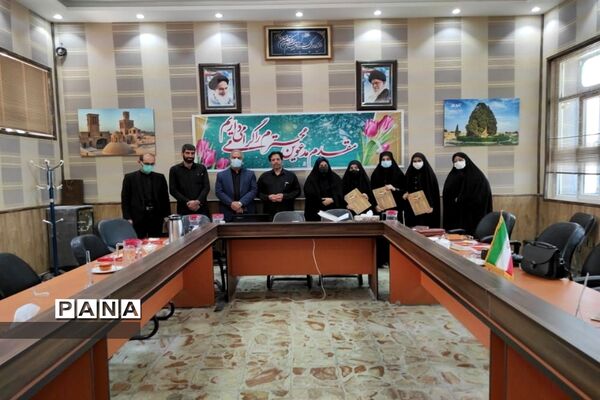 تجلیل اعضای شورای شهر ابرکوه از خبرنگاران فعال پانا