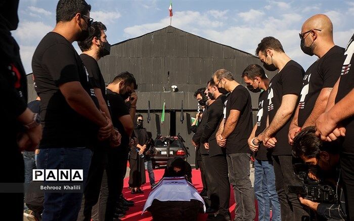 سخنان دردناک مادر ارشا اقدسی در مراسم وداع با پسرش
