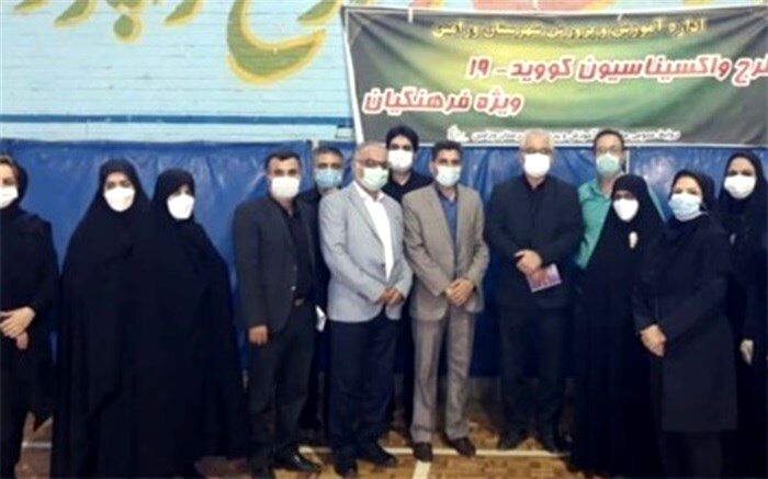 جلوه ویژه معلمی در طرح واکسیناسیون فرهنگیان ورامین علیه کرونا نمایان شد