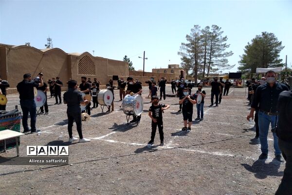 برافراشتن علم عزای حسین(ع) ‌با رعایت پروتکل های بهداشتی در اردستان