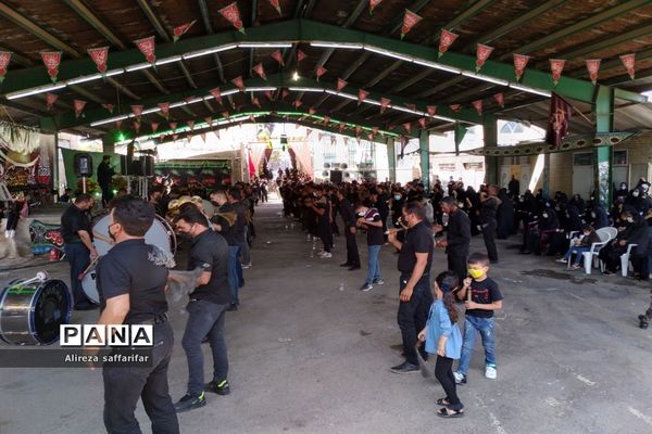 برافراشتن علم عزای حسین(ع) ‌با رعایت پروتکل های بهداشتی در اردستان