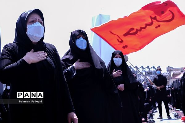 عزاداری و اقامه نماز ظهر عاشورا در میدان امام حسین (ع)