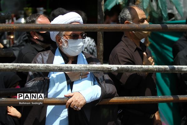 عزاداری و اقامه نماز ظهر عاشورا در میدان امام حسین (ع)