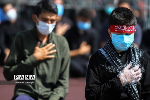 عزاداری و اقامه نماز ظهر عاشورا در میدان امام حسین (ع)