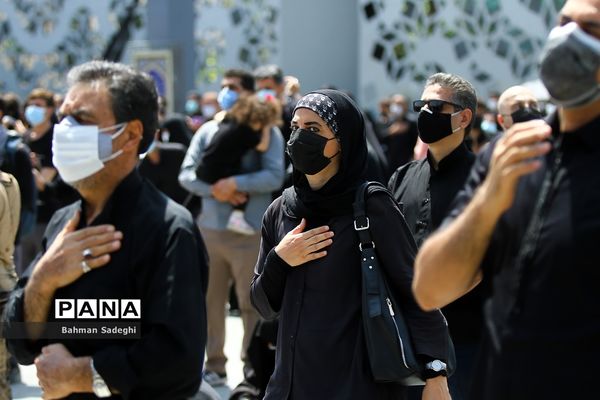 عزاداری و اقامه نماز ظهر عاشورا در میدان امام حسین (ع)