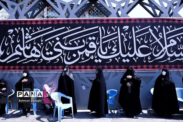 عزاداری و اقامه نماز ظهر عاشورا در میدان امام حسین (ع)