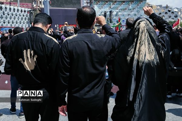 عزاداری و اقامه نماز ظهر عاشورا در میدان امام حسین (ع)