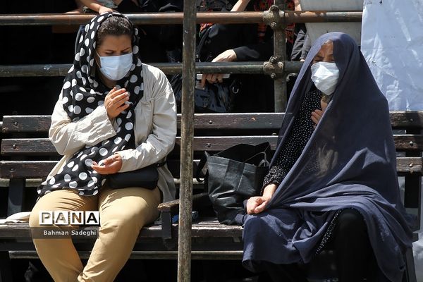 عزاداری و اقامه نماز ظهر عاشورا در میدان امام حسین (ع)