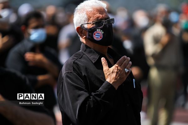 عزاداری و اقامه نماز ظهر عاشورا در میدان امام حسین (ع)