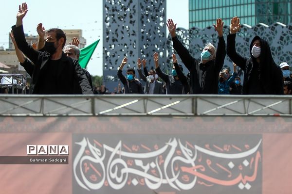 عزاداری و اقامه نماز ظهر عاشورا در میدان امام حسین (ع)