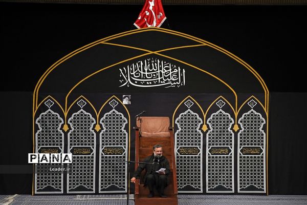 مراسم عزاداری شام غریبان با حضور رهبر انقلاب اسلامی