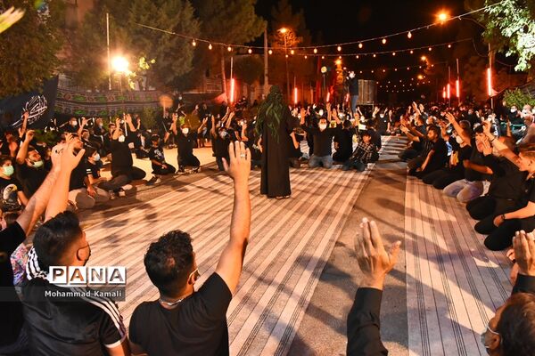 حزن و اندوه عزاداران حسینی در شام غریبان امام حسین (ع)