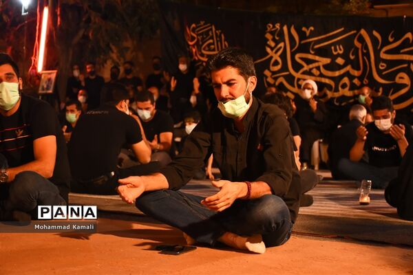 حزن و اندوه عزاداران حسینی در شام غریبان امام حسین (ع)