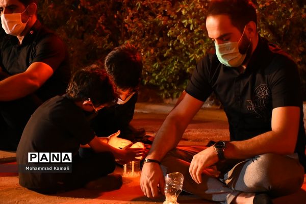 حزن و اندوه عزاداران حسینی در شام غریبان امام حسین (ع)