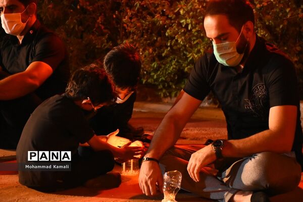 حزن و اندوه عزاداران حسینی در شام غریبان امام حسین (ع)