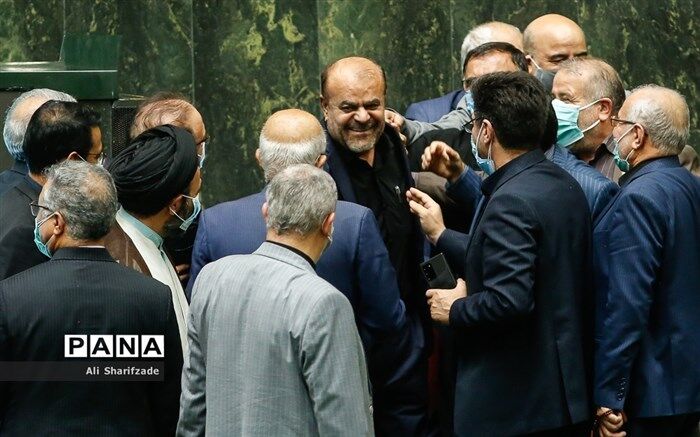 انتقاد رئیس کمیسیون قضایی از جمع‌شدن نمایندگان دور وزرای پیشنهادی: به دور از شأن مجلس است