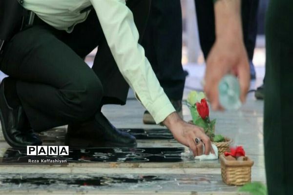 غبارروبی مزار شهدای خلیل آباد به مناسبت گرامیداشت هفته دولت