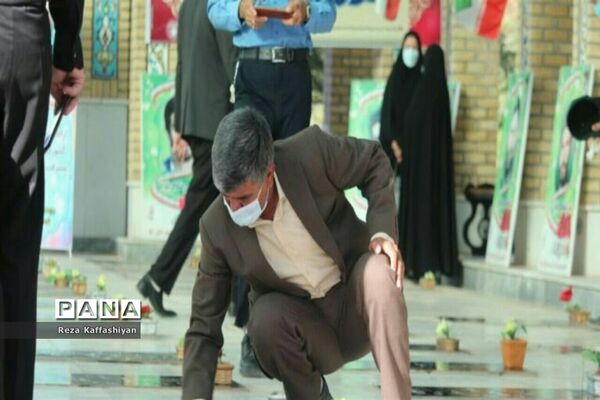 غبارروبی مزار شهدای خلیل آباد به مناسبت گرامیداشت هفته دولت