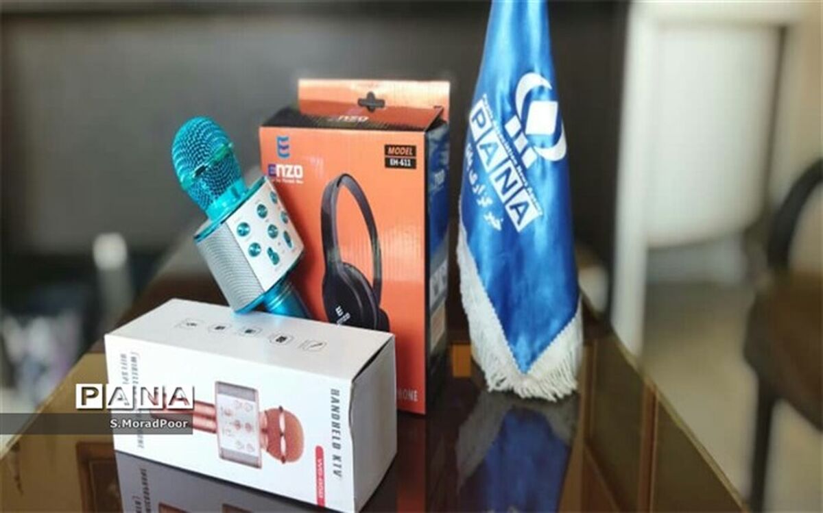 اهدای جوایز به دانش‌آموز_ خبرنگاران برتر چهارمحال و بختیاری