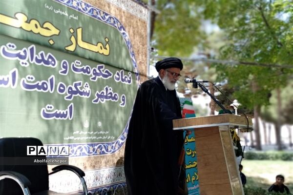 برگزاری نماز جمعه در فضای باز امامزاده سید حمزه شهرستان کاشمر