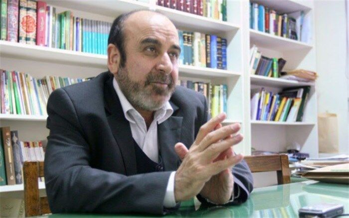 کار نویسنده متفاوت از مورخ است