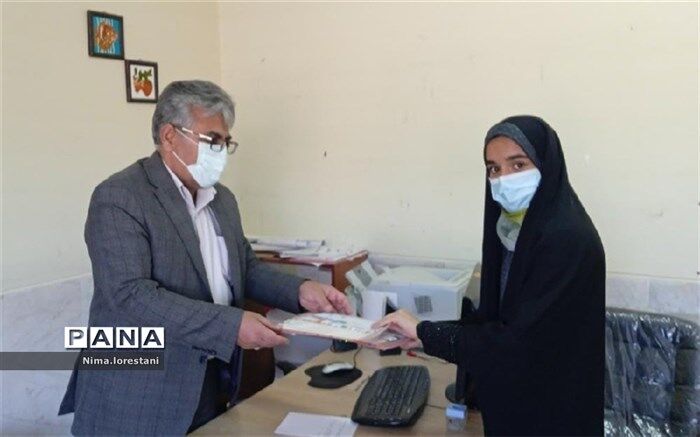 اهدای جوایز دانش‌آموزان برتر استانی در مسابقات فرهنگی و هنری