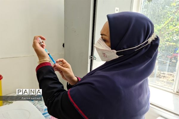 تزریق دوز دوم واکسن کرونا به فرهنگیان منطقه ۱۳ تهران