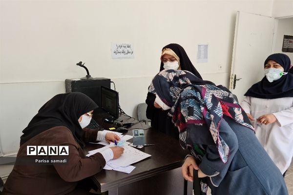 تزریق دوز دوم واکسن کرونا به فرهنگیان منطقه ۱۳ تهران