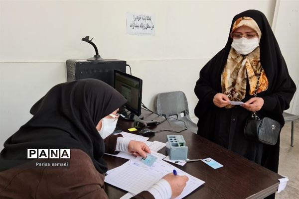 تزریق دوز دوم واکسن کرونا به فرهنگیان منطقه ۱۳ تهران