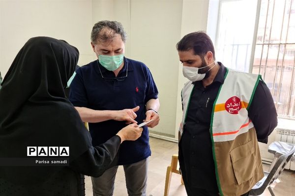 تزریق دوز دوم واکسن کرونا به فرهنگیان منطقه ۱۳ تهران