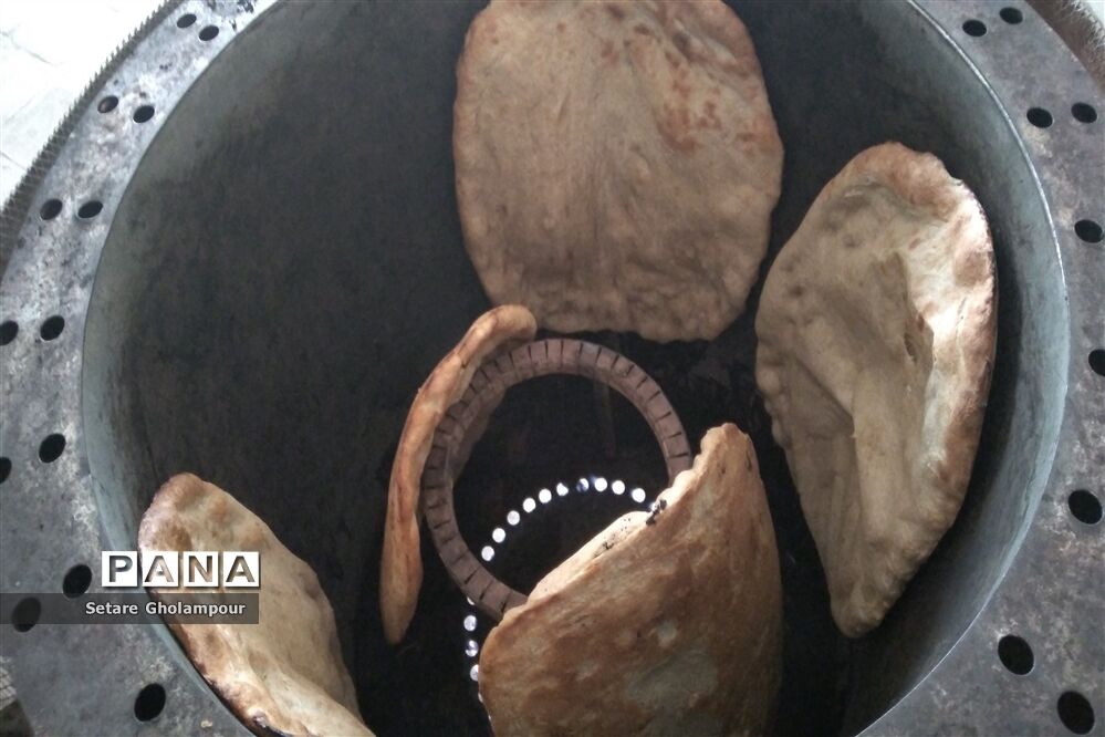 پخت نان محلی با تنور گازی در شهرستان درمیان