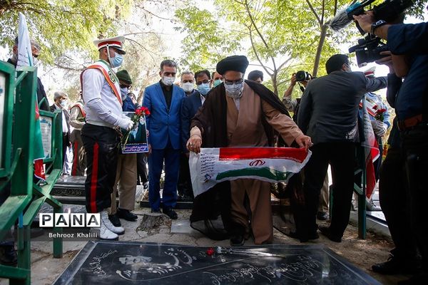 مراسم گلباران مزار شهدای هفدهم شهریور