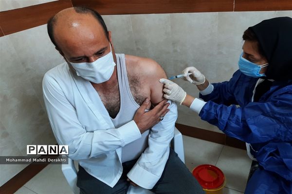 آغاز دوز دوم واکسیناسیون فرهنگیان در آموزش و پرورش ناحیه دو بهارستان