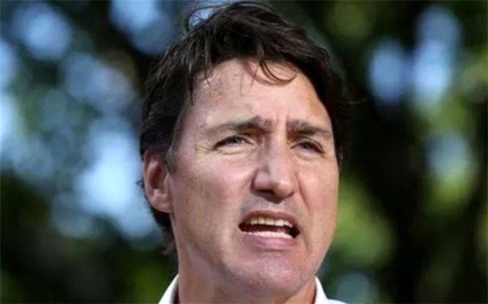 پرتاب سنگ به نخست وزیر کانادا