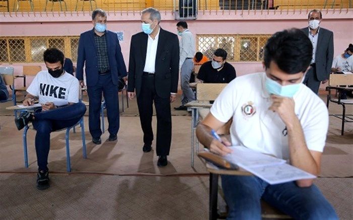 بازدید سرزده سرپرست آموزش و پرورش از حوزه‌های امتحان نهایی