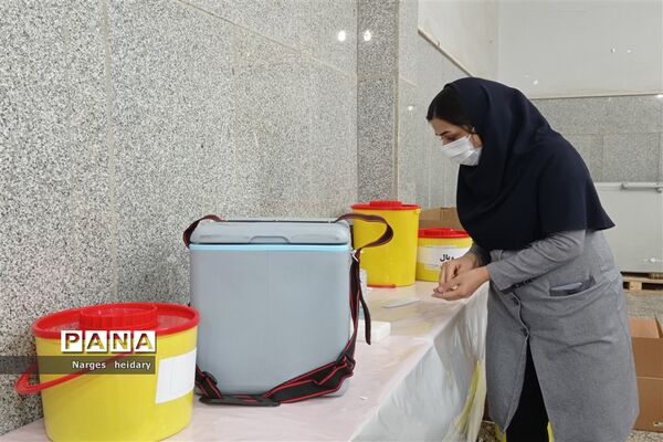 افتتاح دومین سالن  تجمیعی واکسن کرونا در مدرسه شهید رحیمی امیدیه