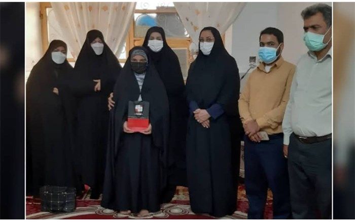 اهدا ۳ دستگاه گوشی هوشمند به دانش‌آموزان میناب