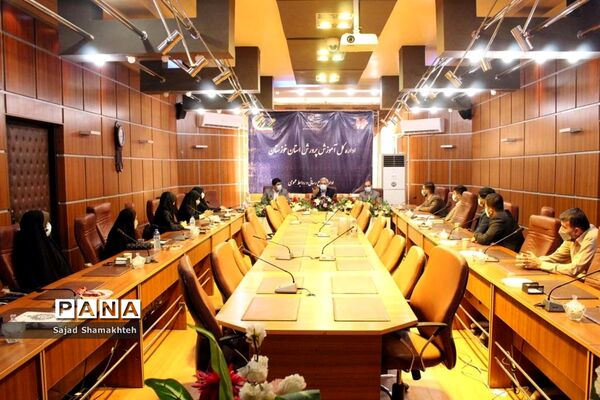 نشست هیات رئیسه مجلس دانش آموزی خوزستان با مدیرکل آموزش و پرورش