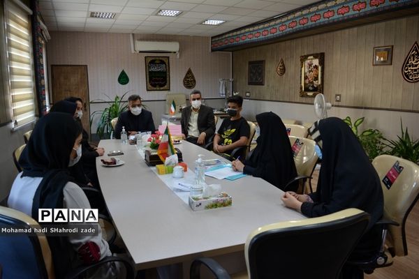 تجلیل از منتخبین رتبه برتر استانی در جشنواره نوجوان سالم و طرح یارگیری در ناحیه یک مشهد