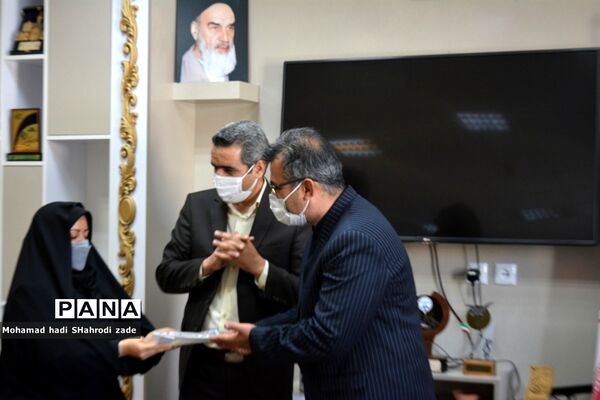 تجلیل از منتخبین رتبه برتر استانی در جشنواره نوجوان سالم و طرح یارگیری در ناحیه یک مشهد