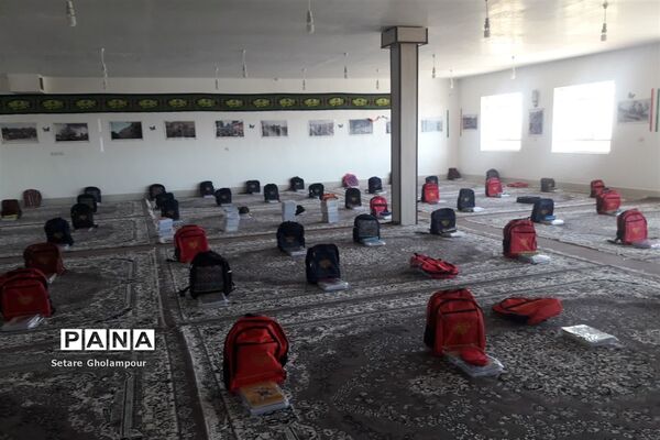 توزیع ۱۰۰ بسته لوازم التحریر توسط بسیج دانش آموزی شهرستان درمیان