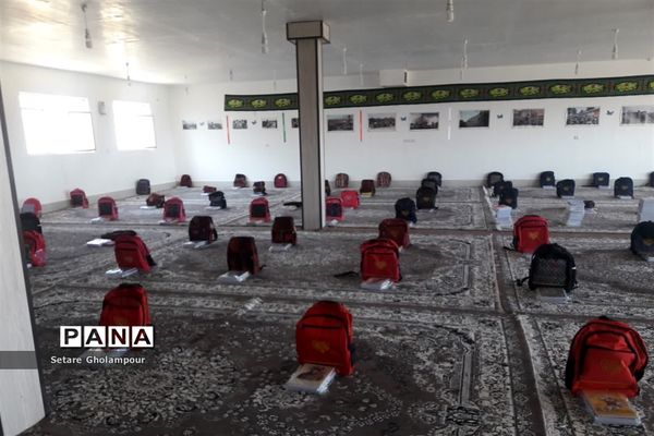 توزیع ۱۰۰ بسته لوازم التحریر توسط بسیج دانش آموزی شهرستان درمیان